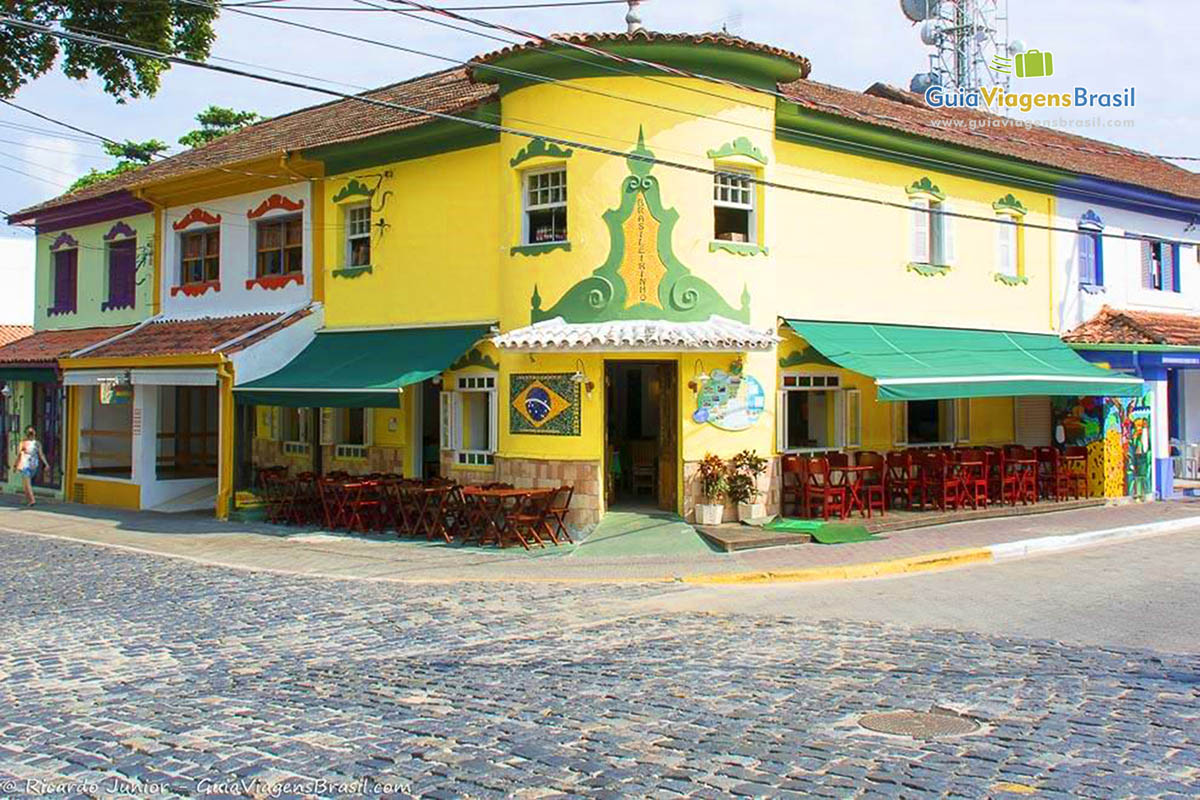 Imagem de restaurantes e comércio do centro de Ilhabela.